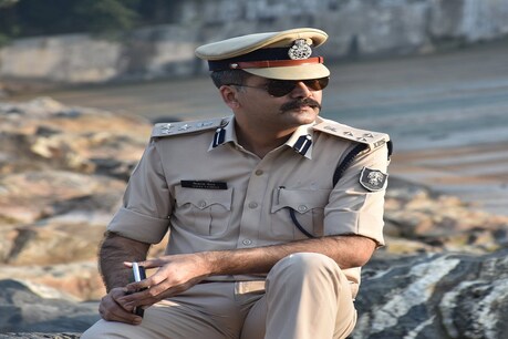 बारिश में भीगकर ट्रैफिक कंट्रोल कर रहा था कांस्टेबल, रास्ते से गुजर रहे DIG ने गाड़ी रोक किया सम्मानित बारिश में भीगकर ट्रैफिक कंट्रोल कर रहा था कांस्टेबल, रास्ते से गुजर रहे DIG ने गाड़ी रोक किया सम्मानित