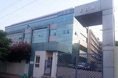 हेमंत व्यास ने अपनी सर्विस के दौरान बैंकों से लोने बांटने और लोन माफी में भारी भ्रष्टाचार कर भारी काली कमाई की
