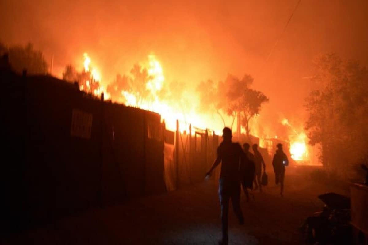  ग्रीस में स्थित यूरोप के सबसे बड़े अप्रवासी कैंप (Europe's largest migrant camp) मोरिया में भयंकर आग लग गई और पूरी बस्ती जलकर खाक हो गई. इसमें 13,000 लोग रह रहे थे.  फोटो-CNN