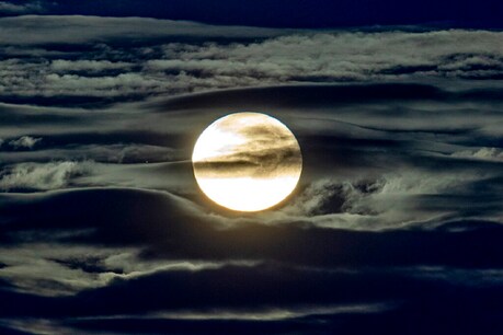 चंद्रमा (Moon) पर विकिरण (Radiation) की मात्रा कितना ज्यादा है इसे मापने (Measurement) का काम चीनी लैंडर (Chinese lander) ने किया है.