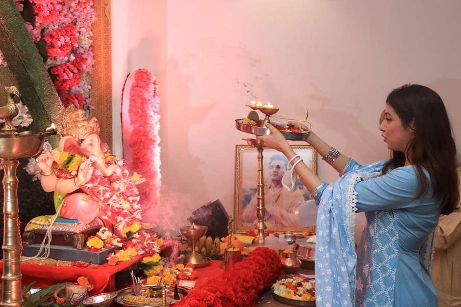  अनंत चतुर्दशी पर विसर्जन से पहले गणपति बप्पा की पूजा करतीं भूषण कुमार की पत्नी. (Photo: Viral Bhayani)