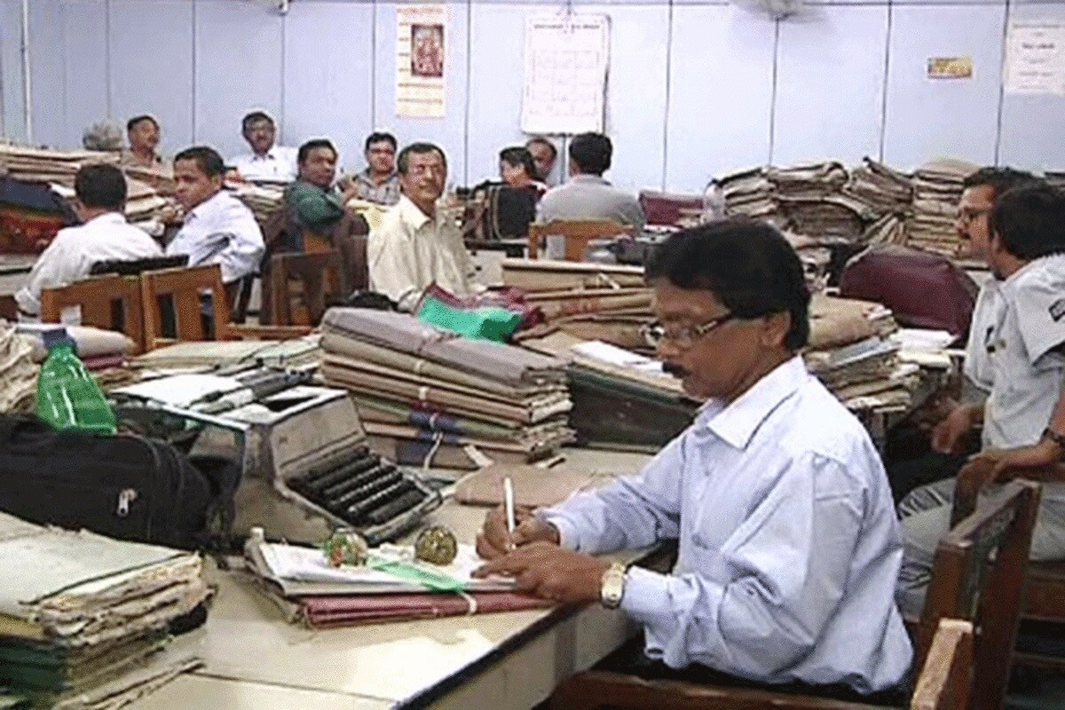 50 साल से ज्यादा उम्र के कर्मचारियों के काम पर सरकार रखेगी नजर, गड़बड़ होने  पर करेगी छुट्टी | 50 years age central government employees performance  review in every 3 months- PM modi – News18 हिंदी