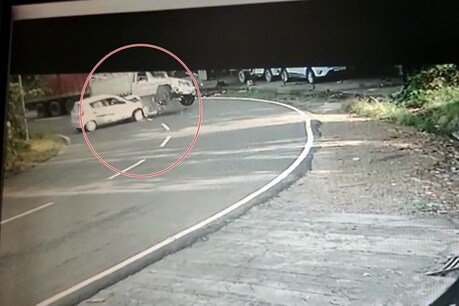 हमीरपुर CCTV VIDEO: NH पर जल्दबाजी और गलत ओवरटेकिंग का नतीजा, ऑल्टो से भिड़ी पिकअप हमीरपुर CCTV VIDEO: NH पर जल्दबाजी और गलत ओवरटेकिंग का नतीजा, ऑल्टो से भिड़ी पिकअप