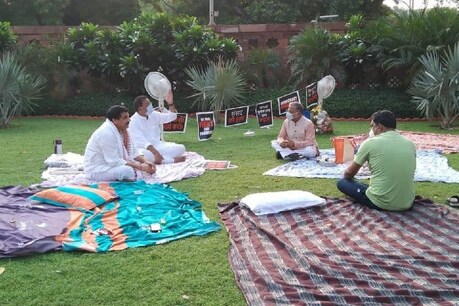 सांसदों का धरना रातभर जारी रहा.