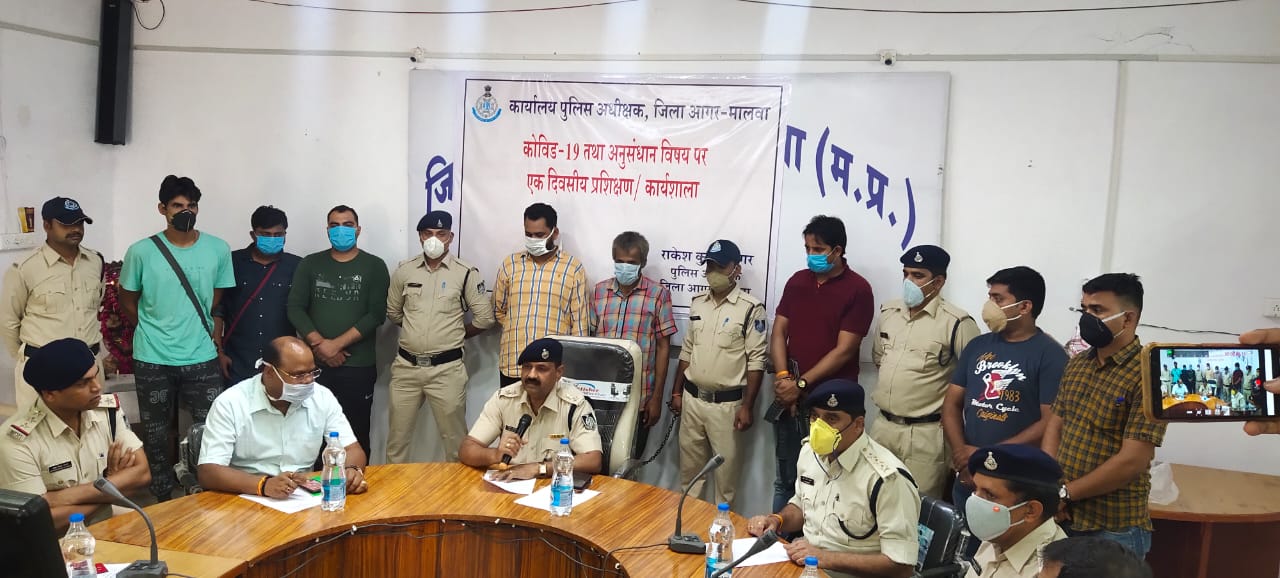 गांजा बरामद करने के बाद प्रेस कॉन्फ्रेंस करती छापामारी में शामिल पुलिसकर्मियों की टीम.
