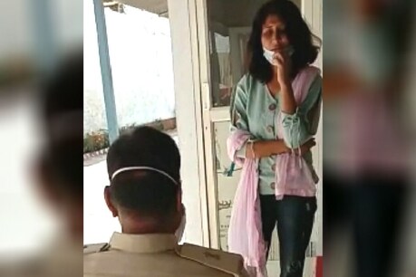 हनी ट्रैप मामलाः आरोपी श्वेता और जेलर की मुलाकात की वायरल तस्वीरों से खलबली, भोपाल से जांच को पहुंचे DIG हनी ट्रैप मामलाः आरोपी श्वेता और जेलर की मुलाकात की वायरल तस्वीरों से खलबली, भोपाल से जांच को पहुंचे DIG