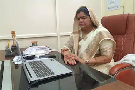 इसी साल मार्च में कांग्रेस छोड़कर बीजेपी में शामिल हुईं इमरती देवी को पार्टी ने डबरा विधानसभा सीट से अपना उम्मीदवार बनाया है (फाइल फोटो)