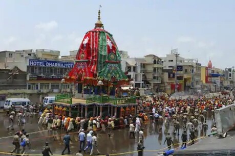 12 वीं शताब्दी के इस मंदिर में अब तक कुल 404 लोग संक्रमित पाए गए हैं.