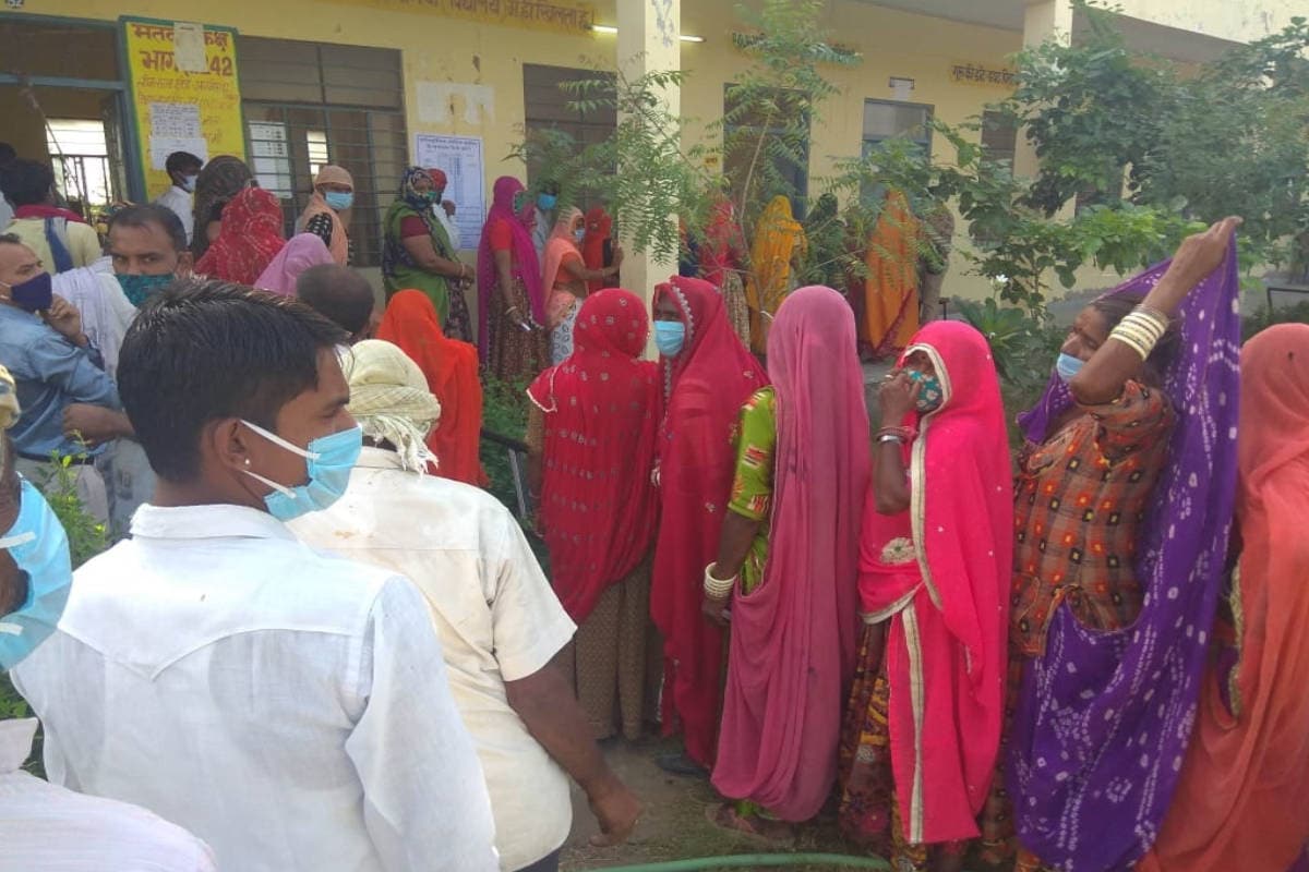  राजस्थान में आज प्रथम चरण के तहत 947 ग्राम पंचायतों में मतदान की प्रक्रिया चल रही है. मतदान केन्द्रों पर मतदाताओं की जर्बदस्त भीड़ उमड़ रही है. इन तस्वीरों को देखकर साफ जाहिर हो रहा है कि कोरोना गाइडलाइन की ना तो ग्रामीणों को फिक्र है और ना ही प्रशासन को.