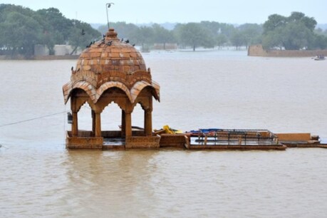 Jaisalmer: रेगिस्तान में जमकर बरसे बदरा, रेतीले धोरों में बही नदियां, बरसों बाद हुई 5 इंच बारिश Jaisalmer: रेगिस्तान में जमकर बरसे बदरा, रेतीले धोरों में बही नदियां, बरसों बाद हुई 5 इंच बारिश