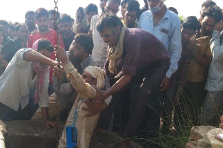 कुएं से शव निकालने में जुटे ग्रामीण.