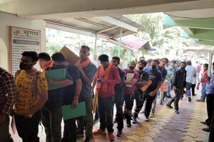 PHOTOS: ड्राइविंग टेस्ट के टोकन 100, पहुंचे 300; SDM ऑफिस से कुल्लू DC दफ्तर कर रैला