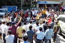 कंगना विवाद: कुल्लू में कांग्रेस MLA के होटल परिसर में धरना, पूर्व BJP सांसद सहित कई पर FIR, देखें तस्‍वीरें