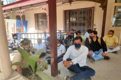 SP कुल्लू के दफ्तर के बाहर धरने पर बैठे कांग्रेस विधायक सुंदर सिंह, परिवार को सुरक्षा देने की मांग SP कुल्लू के दफ्तर के बाहर धरने पर बैठे कांग्रेस विधायक सुंदर सिंह, परिवार को सुरक्षा देने की मांग