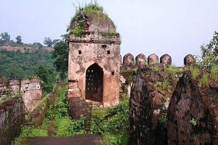 जलालगढ़ का यह किला पूर्णिया में पर्यटन स्थल के रूप में ख्यात है.