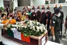 PHOTOS: गलवान घाटी में शहीद हुए मेजर दीक्षांत पंचतत्व में विलीन, मां ने अर्थी को दिया कांधा