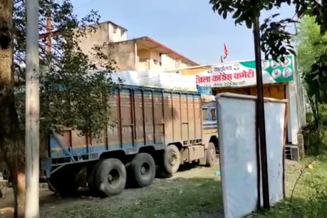 कांग्रेस कार्यालय के पास साड़ियों से भरा ट्रक पकड़ा गया है.