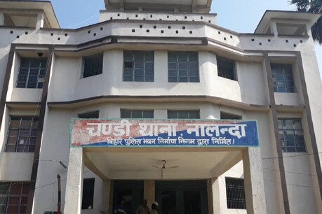 किशोरी के साथ छेड़खानी के बाद केस वापस लेने के लिए पैसे ऑफर करने का मामला सामने आ रहा है.