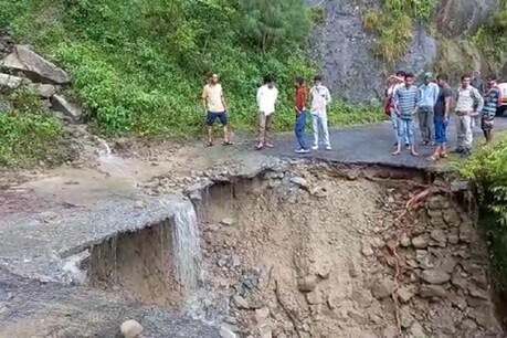 बरसात के दौरान नैनीताल समेत पूरे प्रदेश में सड़कों को बहुत नुक़सान होता है. (फ़ाइल फ़ोटो)