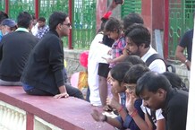 PHOTOS: जानलेवा मस्ती! नैनीताल में पर्यटक न सोशल डिस्टेंसिंग का ख़्याल रख रहे हैं, न मास्क पहनने का