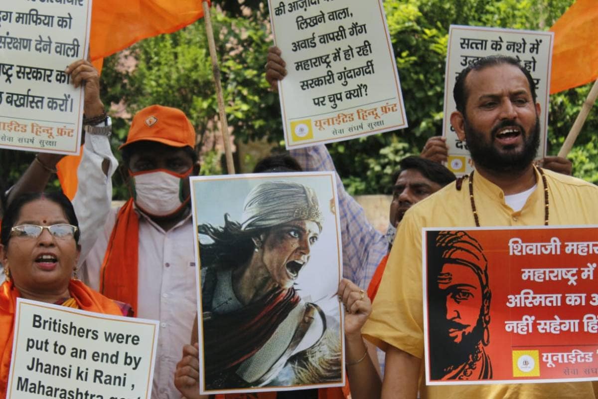  इस बीच कंगना रनौत के समर्थन में द‍िल्‍ली में भी लोग सड़कों पर नजर आए. (Photo- Viral Bhayani)