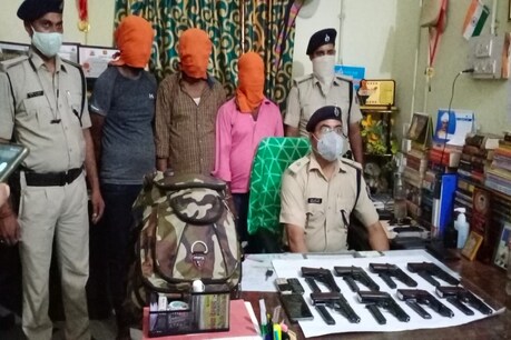 पुलिस के मुताबिक राजू यादव नाम का हथियार तस्कर बस से इन अवैध हथियारों को मुंगर से पटना लेकर आया था
