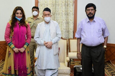 राज्यपाल से मिलने पहुंचीं पायल घोष के रामदास आठवले भी मौजूद थे. (फाइल फोटो)
