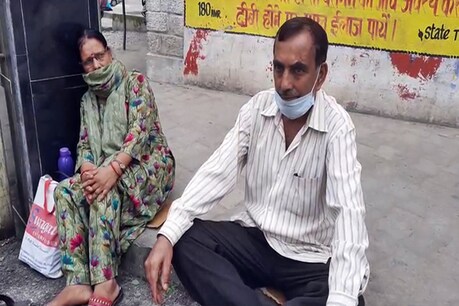 हमीरपुर: पड़ोसी ने रास्ता बंद किया तो DC दफ्तर के गेट पर धरने पर बैठा बुजुर्ग दम्पति हमीरपुर: पड़ोसी ने रास्ता बंद किया तो DC दफ्तर के गेट पर धरने पर बैठा बुजुर्ग दम्पति