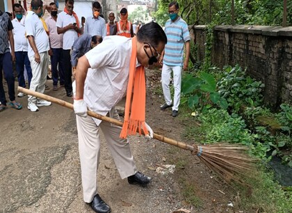 गोरखपुर सदर से बीजेपी विधायक राधा मोहन दास ने किया नाली साफ, बेलचा लेकर भरा कूड़ा गोरखपुर सदर से बीजेपी विधायक राधा मोहन दास ने किया नाली साफ, बेलचा लेकर भरा कूड़ा