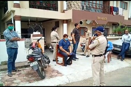 MP: जिला खनिज अधिकारी प्रदीप खन्ना के घर लोकायुक्त का छापा, करोड़ों की काली कमाई की आशंका MP: जिला खनिज अधिकारी प्रदीप खन्ना के घर लोकायुक्त का छापा, करोड़ों की काली कमाई की आशंका