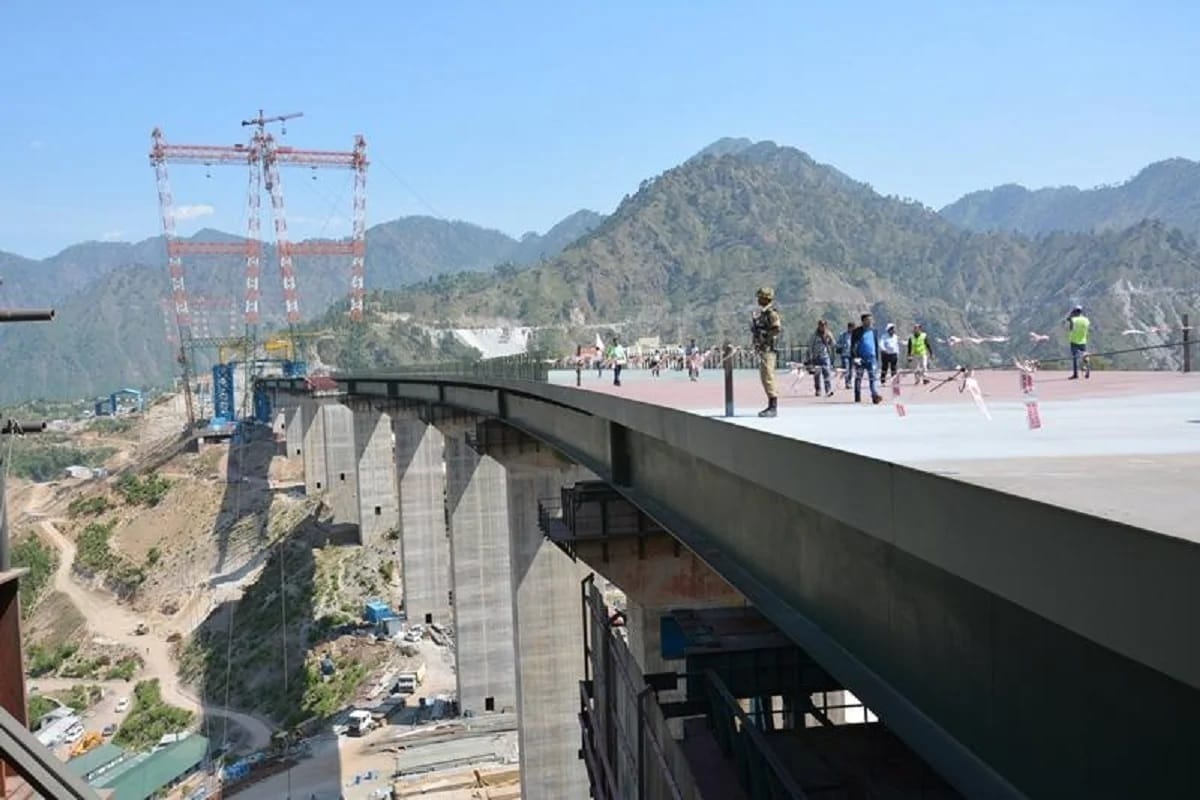 इंजीरियरिंग का यह नायाब नमूना इलाके में पर्यटकों के आकर्षण का एक केंद्र बन सकता है. आलम यह है कि केवल इस पुल को देखने के लिए बड़ी संख्या में पर्यटक जुटने वाले हैं. अभी भी इस पुल पर दर्जनभर से ज्यादा छात्र पीएचडी कर रहे हैं. इस पुल से राज्य के आर्थिक विकास में भी तेज़ी आएगी और लोगों और सैलानियों को भी ट्रांसपोर्टेशन का एक बेहतर विकल्प मिल पाएगा.