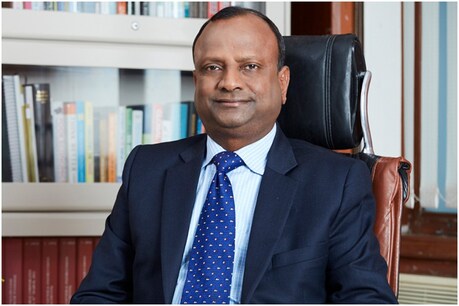 SBI के चेयरमैन रजनीश कुमार ने कहा कि इंफ्रास्ट्रक्चर सेक्टर में निवेश से ही अर्थव्यवस्था को पटरी पर लाया जा सकता है.