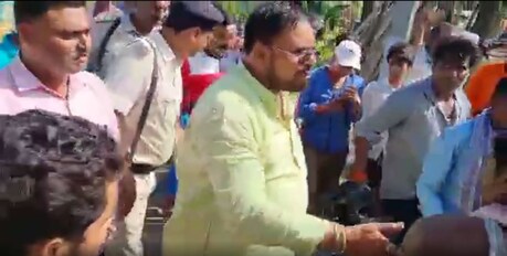 जदयू विधायक राम बालक सिंह ने बिना अनुमति चलाया जनसंपर्क अभियान.