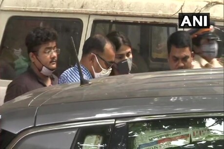 Sushant Death Case: ड्रग्स को लेकर 6 घंटे तक रिया से पूछताछ, आज बयान दर्ज करेगी NCB Sushant Death Case: ड्रग्स को लेकर 6 घंटे तक रिया से पूछताछ, आज बयान दर्ज करेगी NCB