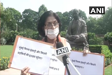 संसद परिसर में धरने पर बैठीं BJP सांसद रूपा गांगुली, लगाई महिला सुरक्षा की गुहार संसद परिसर में धरने पर बैठीं BJP सांसद रूपा गांगुली, लगाई महिला सुरक्षा की गुहार