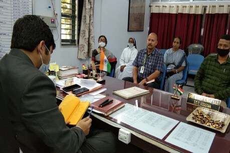 स्कूल प्रिंसिपलों से बात करते एसडीओ.