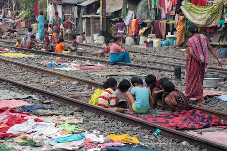 दिल्ली में रेलवे ट्रैक के आसपास से हटाई जाएंगी 48000 झुग्गियां, SC ने  अदालतों को स्टे देने से रोका | nation - News in Hindi - हिंदी न्यूज़,  समाचार, लेटेस्ट ...