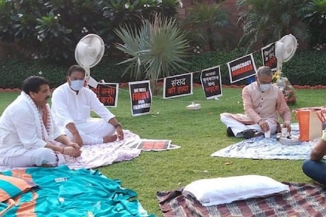 धरना दे रहे सांसदों को उपसभापति हरिवंश ने पिलाई चाय, प्रधानमंत्री नरेंद्र मोदी बोले- यही सिखाता है हमें बिहार धरना दे रहे सांसदों को उपसभापति हरिवंश ने पिलाई चाय, प्रधानमंत्री नरेंद्र मोदी बोले- यही सिखाता है हमें बिहार