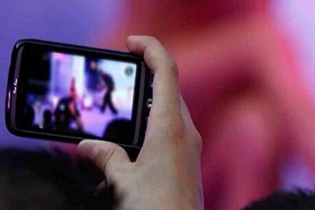 जब दुकानदार ने चोरी से बना लिया साली की सहेली का आपत्तिजनक Video (file photo)