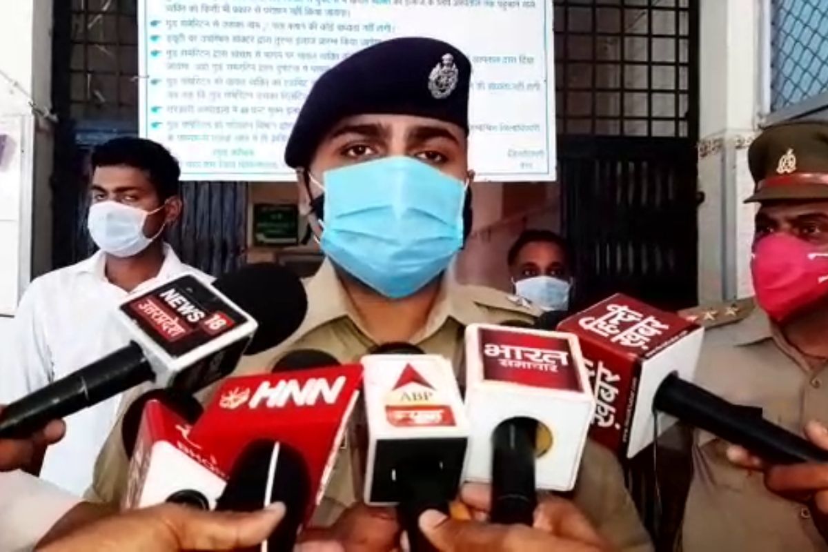 अर्ध बेहोशी की हालत में महिला