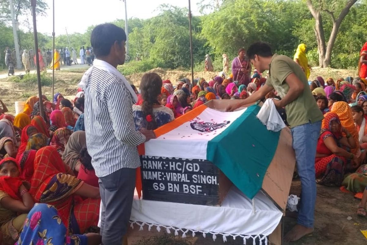 कन्नौज: शहीद BSF जवान का शव पहुंचा गांव, अंतिम संस्कार में नम हुई आंखें