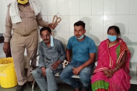 बाबू ने दफ्तर में घुसकर अधिकारी को पीटा
