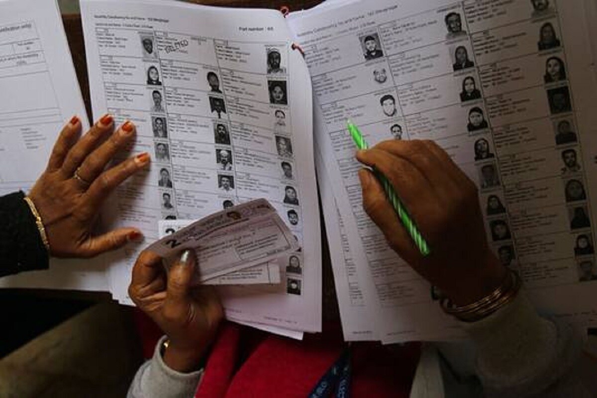 Bihar Assembly Elections, dial 1950. Election Commission of India, EC, Voter List, first phase Bihar elections, Bihar Assembly Election, Election in Bihar, Bihar Election, Bihar Election 2020, state Election Commission, NDA, Grand Alliance, BJP, JDU, RJD, Congress, Bihar Assembly Election 2020, Bihar Election 2020, Election in Corona period in Bihar, Corona crisis and Bihar elections, elections in Bihar 2020, Bihar News, PwD App, डॉयल 1950, बिहार विधानसभा चुनाव, भारत निर्वाचन आयोग, प्रथम चरण का चुनाव, राज्य के मुख्य निर्वाचन अधिकारी, बिहार विधानसभा चुनाव, बिहार में चुनाव, बिहार चुनाव, बिहार चुनाव 2020, चुनाव आयोग, एनडीए, महागठबंधन, बीजेपी, जेडीयू, आरजेडी, कांग्रेस, बिहार विधानसभा चुनाव 2020, बिहार इलेक्शन २०२०, बिहार में कोरोना काल में चुनाव, कोरोना संकट और बिहार चुनाव, बिहार में चुनाव 2020, मतदाता, वोटर लिस्ट, हेल्पलाइन नंबर, चुनाव आयोग का हेल्पलाइन नंबर क्या है, मतदाता अपना नाम वोटर लिस्ट में कैसे डलवा सकते हैं,