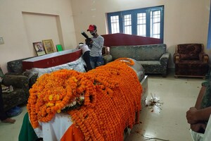 तस्वीरों में देखें 'समाजवाद के पुरोधा' कहे जाने वाले रघुवंश बाबू की अंतिम यात्रा