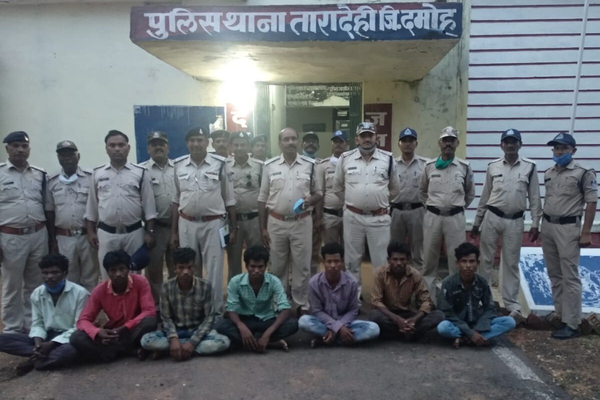हत्या के आरोप में छह से ज्यादा लोगों को पुलिस ने गिरफ्तार किया.