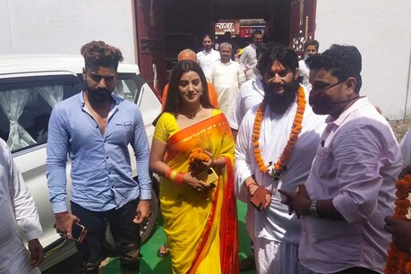 अयोध्या पहुंची भोजपुरी एक्ट्रेस अक्षरा सिंह
