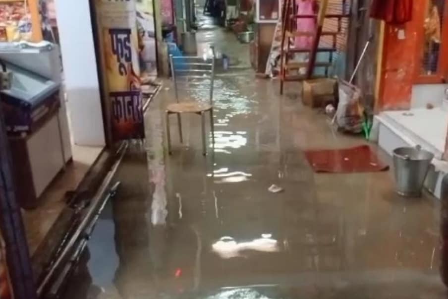  नगर के विभिन्न स्थानों पर दुकानों में पानी घुसने से लाखों का सामान बर्बाद हो गया. यही नहीं भारी बारिश से किसानों के माथे पर भी बल पड़ गया है. (Photo: News 18)