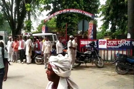 गोलीबारी की घटना के बाद थाने के बाहर जमा भीड़