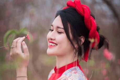 Camellia Oil Benefits: जापानी महिलाओं की खूबसूरती का राज है ये तेल, स्किन और बालों पर करता है जादू Camellia Oil Benefits: जापानी महिलाओं की खूबसूरती का राज है ये तेल, स्किन और बालों पर करता है जादू