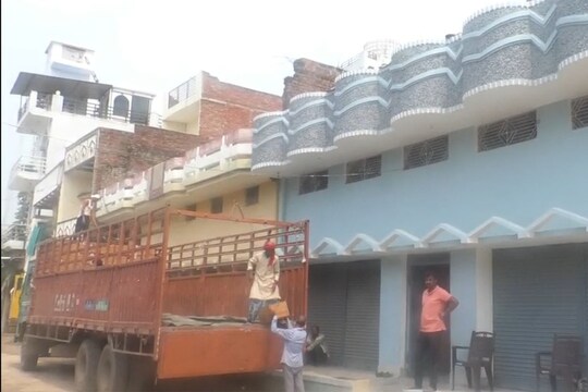 पुलिस ने गोपीगंज के एक मकान से लूटी गई मसाले की 14 सौ पेटियां बरामद कीं. 